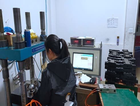 Dead weight calibration equipment