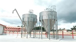 Feed tower weighing system with load cell weighing module